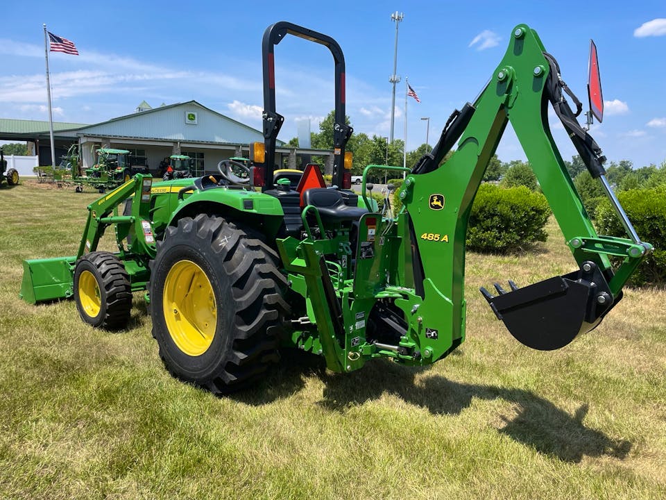 John Deere 4052M in action
